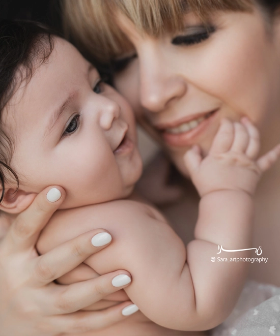 عکاسی کودکانه و احساسی با مادر