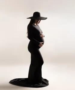 عکس بارداری تکی با لباس مشکی