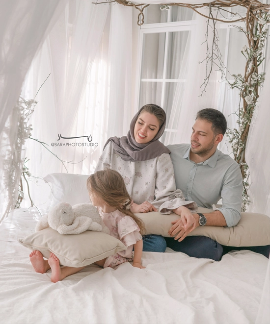 عکاسی کودکانه و احساسی با پدر و مادر