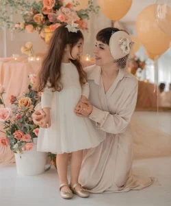 آغوش و مادر و دختر