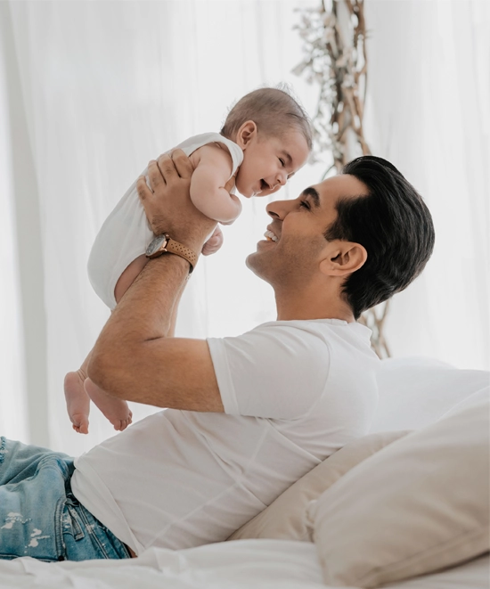 عکاسی رودر رو نوزاد و پدر