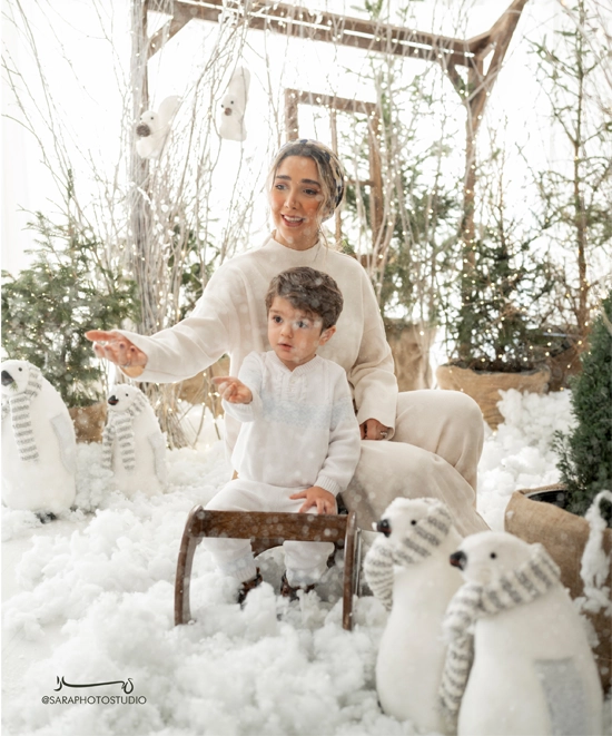 عکاسی پسر و مادر با تم سفید