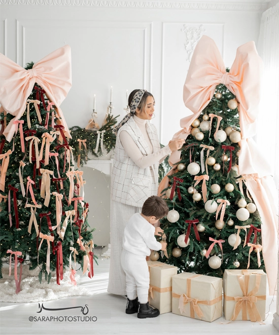 عکاسی مادرانه در حال دیزاین درخت کریسمس
