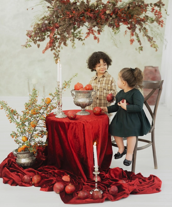 ژست خواهر و برادری با سفره یلدا