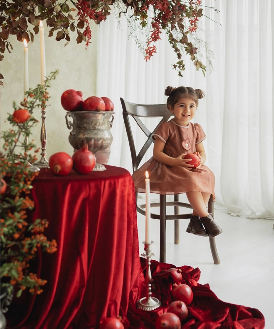 ژست کودکانه برای سفره یلدایی