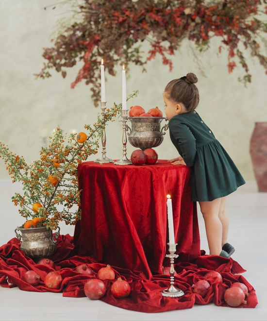 ژست عکاسی دخترانه با سفره یلدا