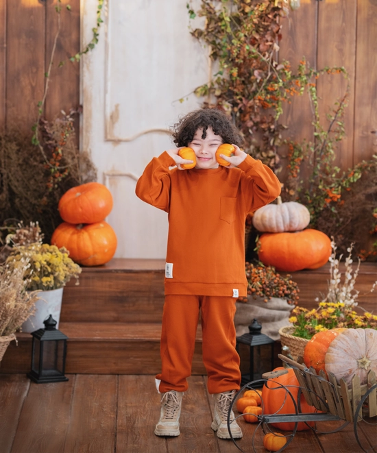 ژست عکاسی پاییزی با کدو حلوایی