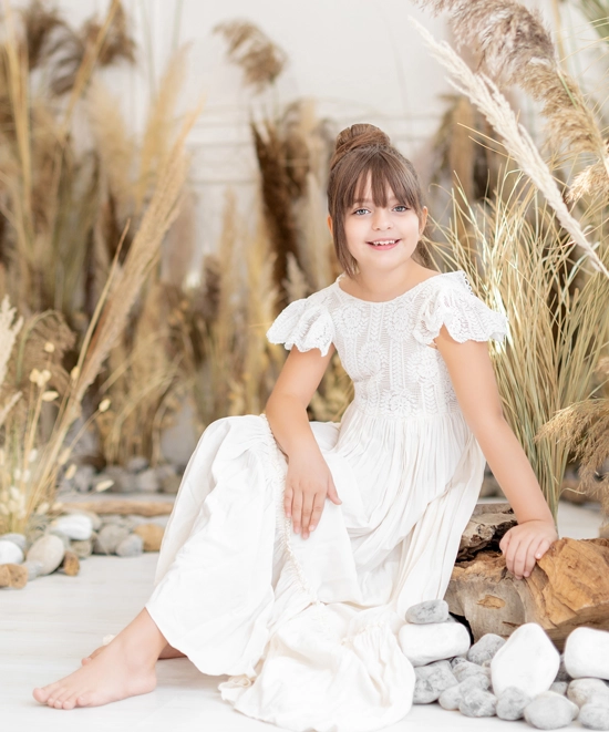 ژست عکاسی دخترانه با لباس سفید