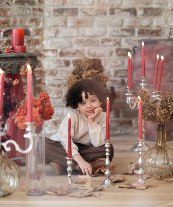 ژست عکاسی پسرانه در کنار سفره یلدا