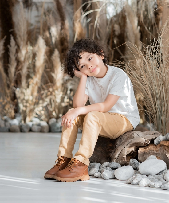 ژست عکاسی نشسته پسرانه