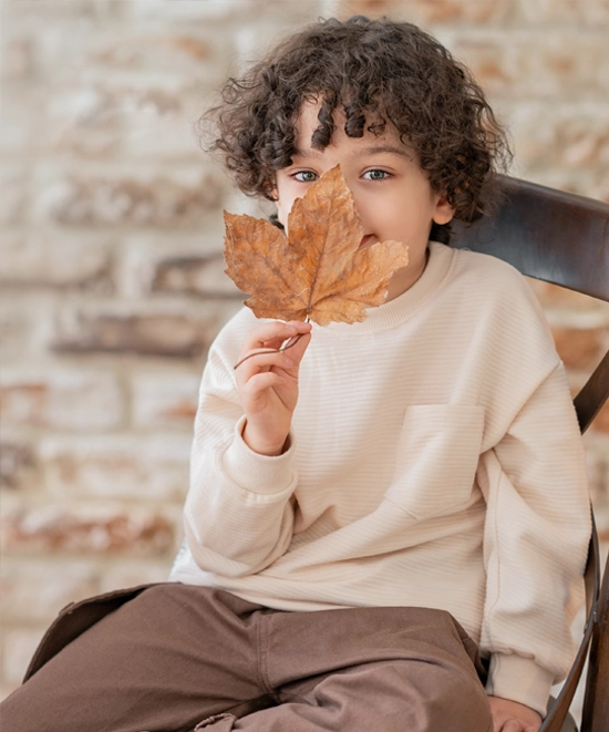 ژست عکاسی با برگ پاییزی