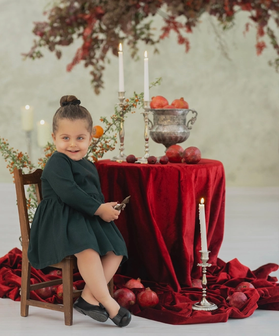 ژست عکاسی دخترانه با لباس سبز