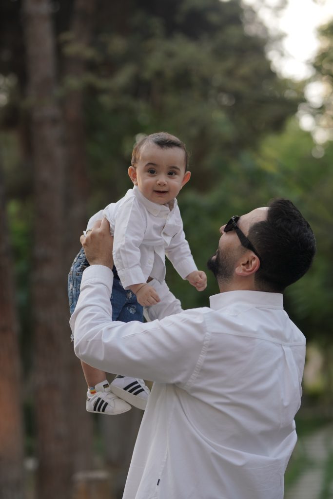 عکاسی پدر و نوزاد در فضای باز