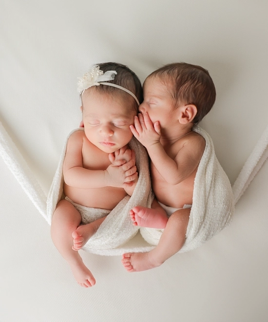 ژست برای عکاسی از نوزاد دوقلو