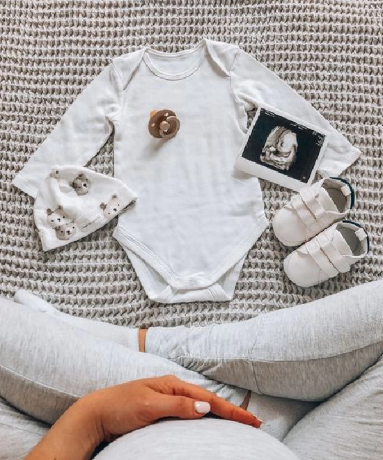 کفش‌های نوزاد یا لباس بچه در عکاسی بارداری