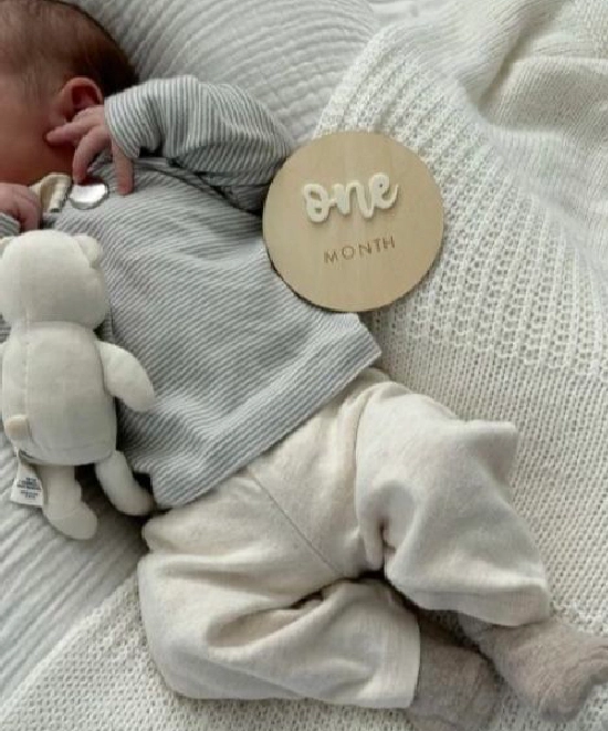 عکاسی یک ماهه نوزاد